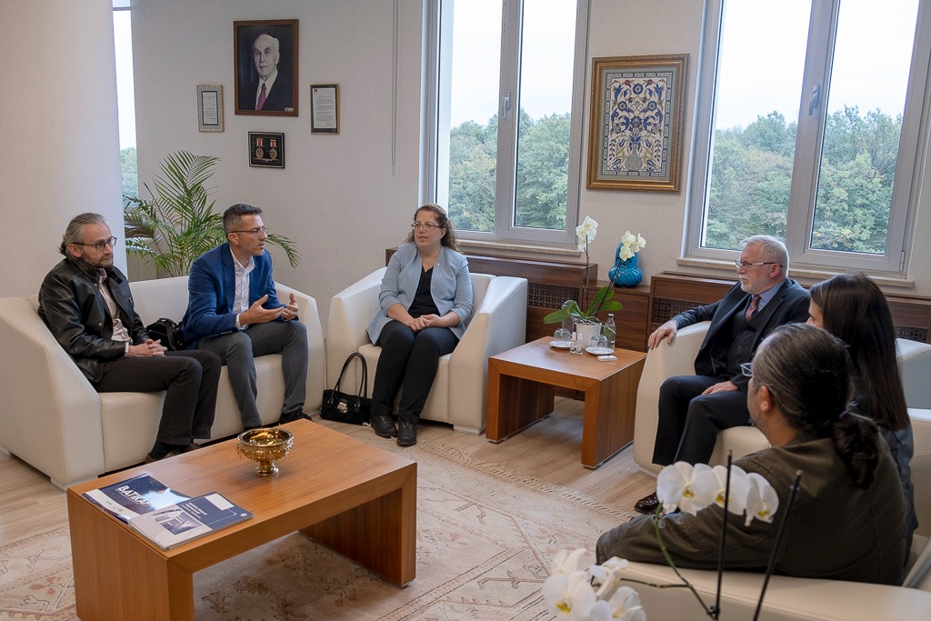 BAİBÜ Mezunları Derneği (İBUMED) yeni yönetim kurulu üyeleri Rektörümüz Prof. Dr. Mustafa Alişarlı’yı makamında ziyaret etti.