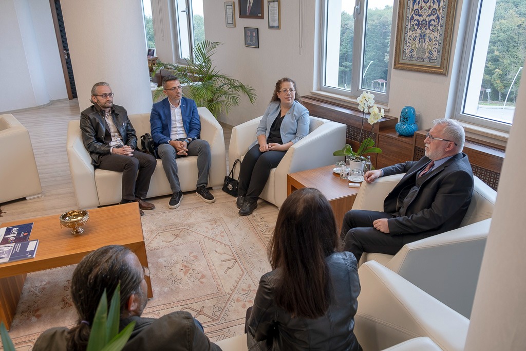 BAİBÜ Mezunları Derneği (İBUMED) yeni yönetim kurulu üyeleri Rektörümüz Prof. Dr. Mustafa Alişarlı’yı makamında ziyaret etti.